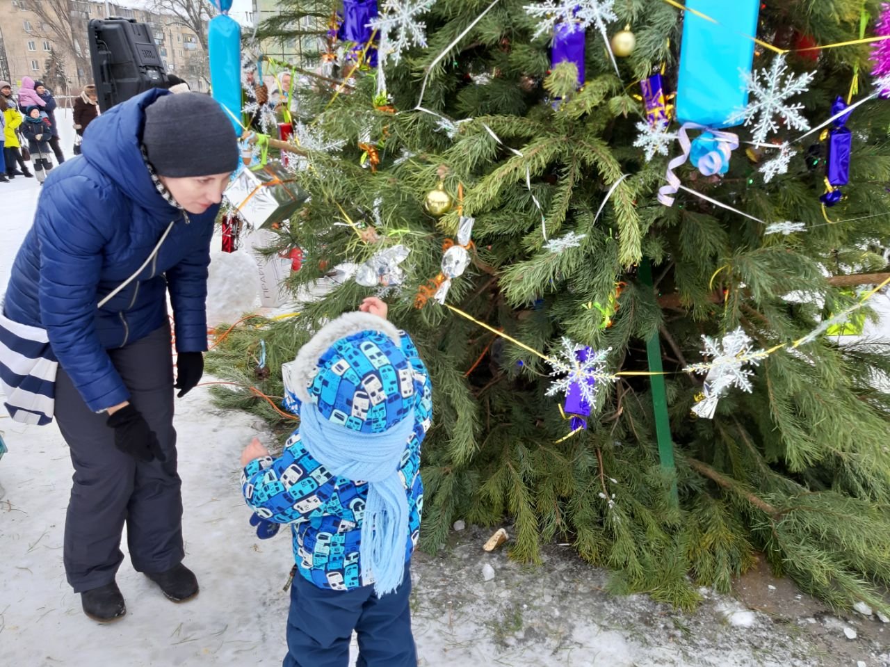 В Днепре жители самостоятельно установили новогоднюю елку у себя в районе 5
