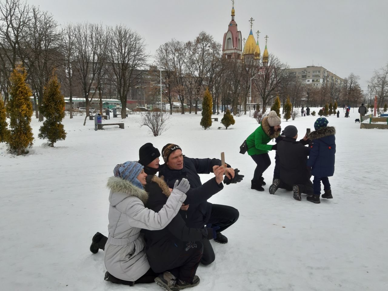 В Днепре жители самостоятельно установили новогоднюю елку у себя в районе 6