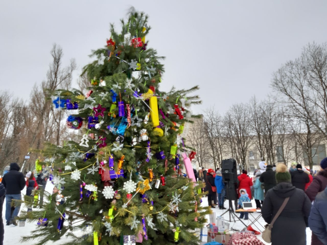 В Днепре жители самостоятельно установили новогоднюю елку у себя в районе 7
