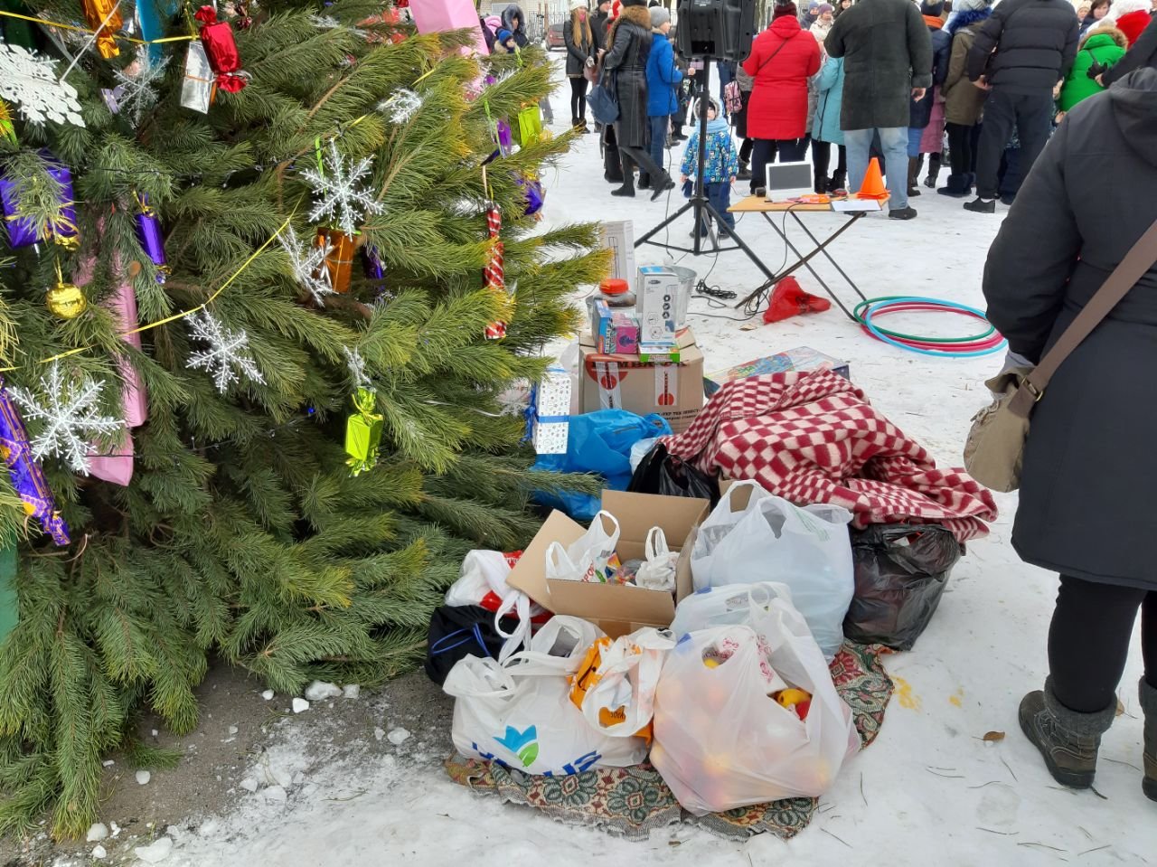 В Днепре жители самостоятельно установили новогоднюю елку у себя в районе 8