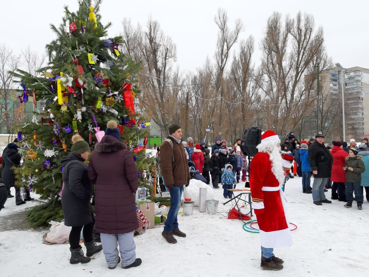 В Днепре жители самостоятельно установили новогоднюю елку у себя в районе 9