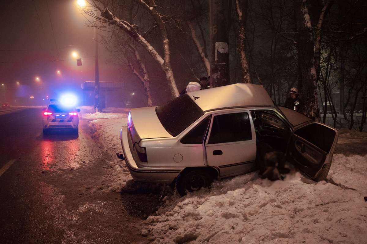 В Днепре на проспекте Богдана Хмельницкого Daewoo Nexia влетел в столб