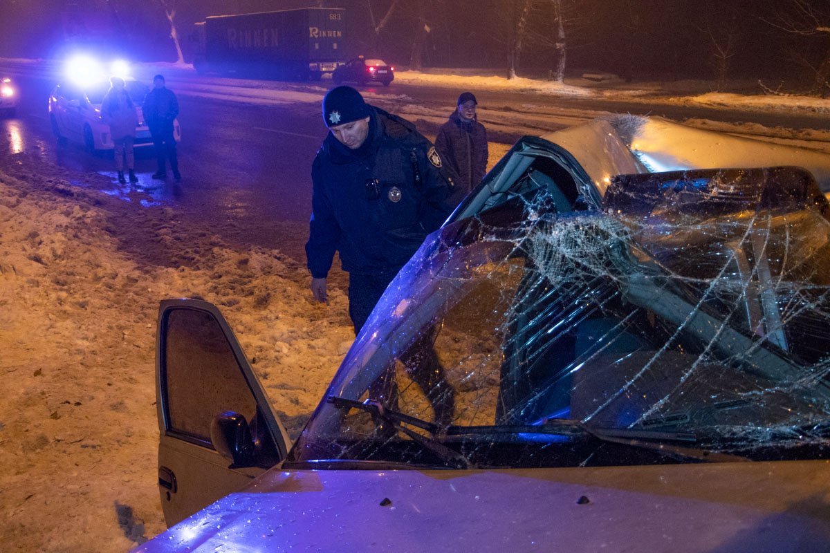 По предварительной информации, водитель не справился с управлением и врезался в бетонный столб