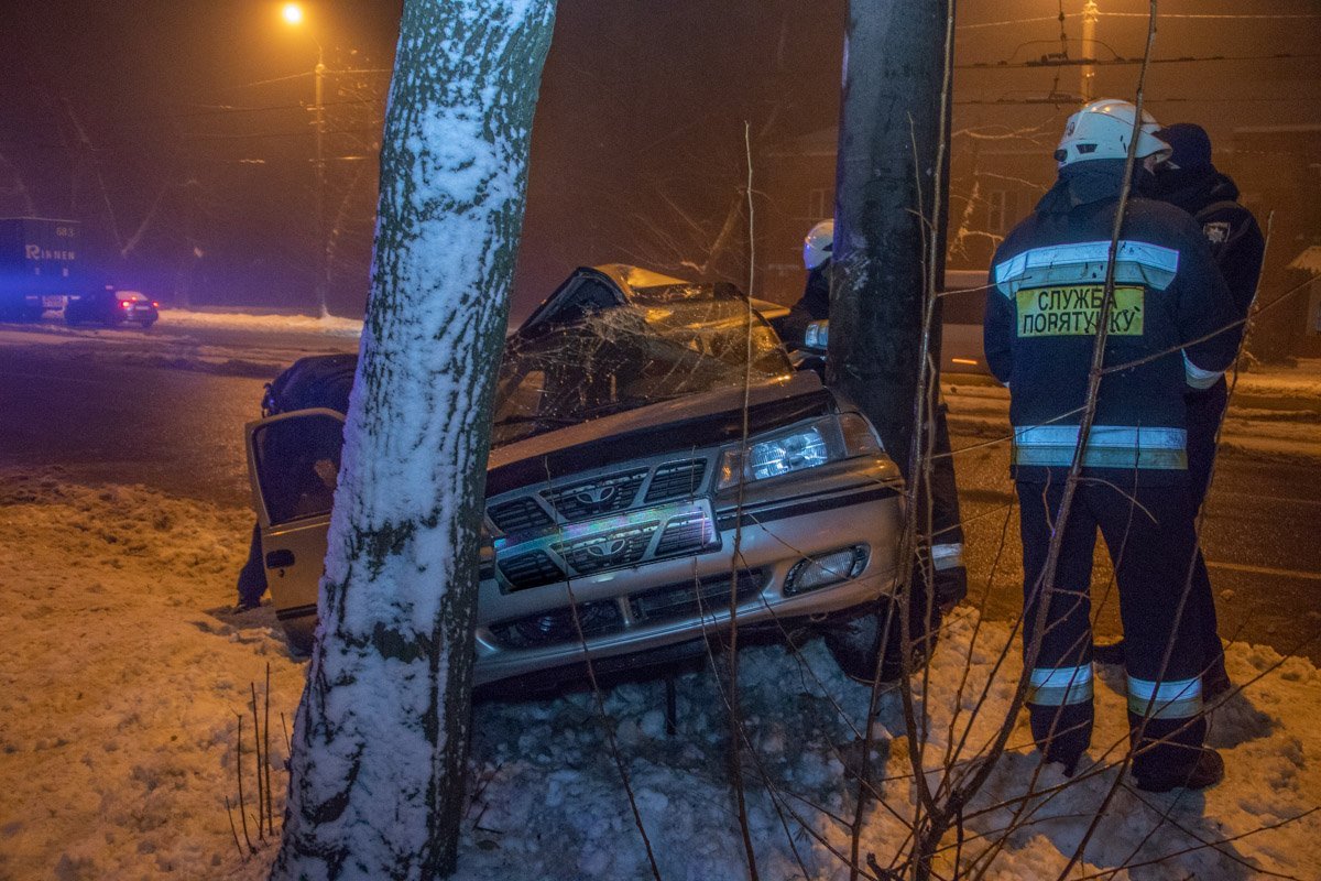 Автомобиль получил серьезные повреждения, он буквально "обнял" столб