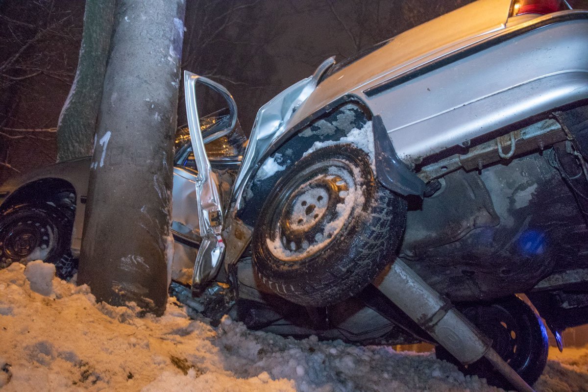Полицейские сказали, что достали пассажира самостоятельно, после этого его госпитализировали в 16-ю городскую больницу