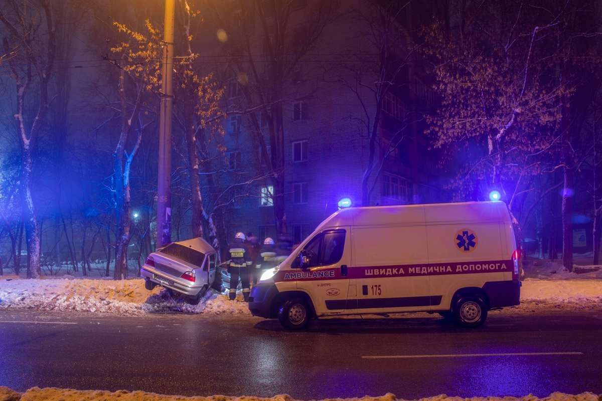 На месте работают сотрудники патрульной полиции, врачи скорой помощи и ГСЧС