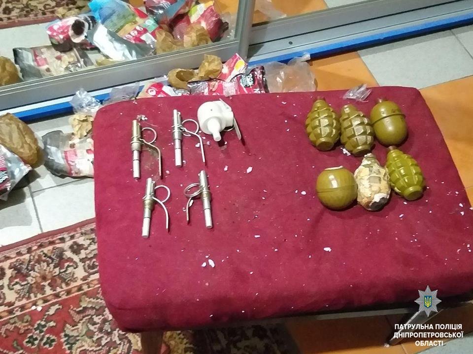 В Днепре пьяный мужчина угрожал семье гранатами В Днепре пьяный мужчина угрожал семье гранатами