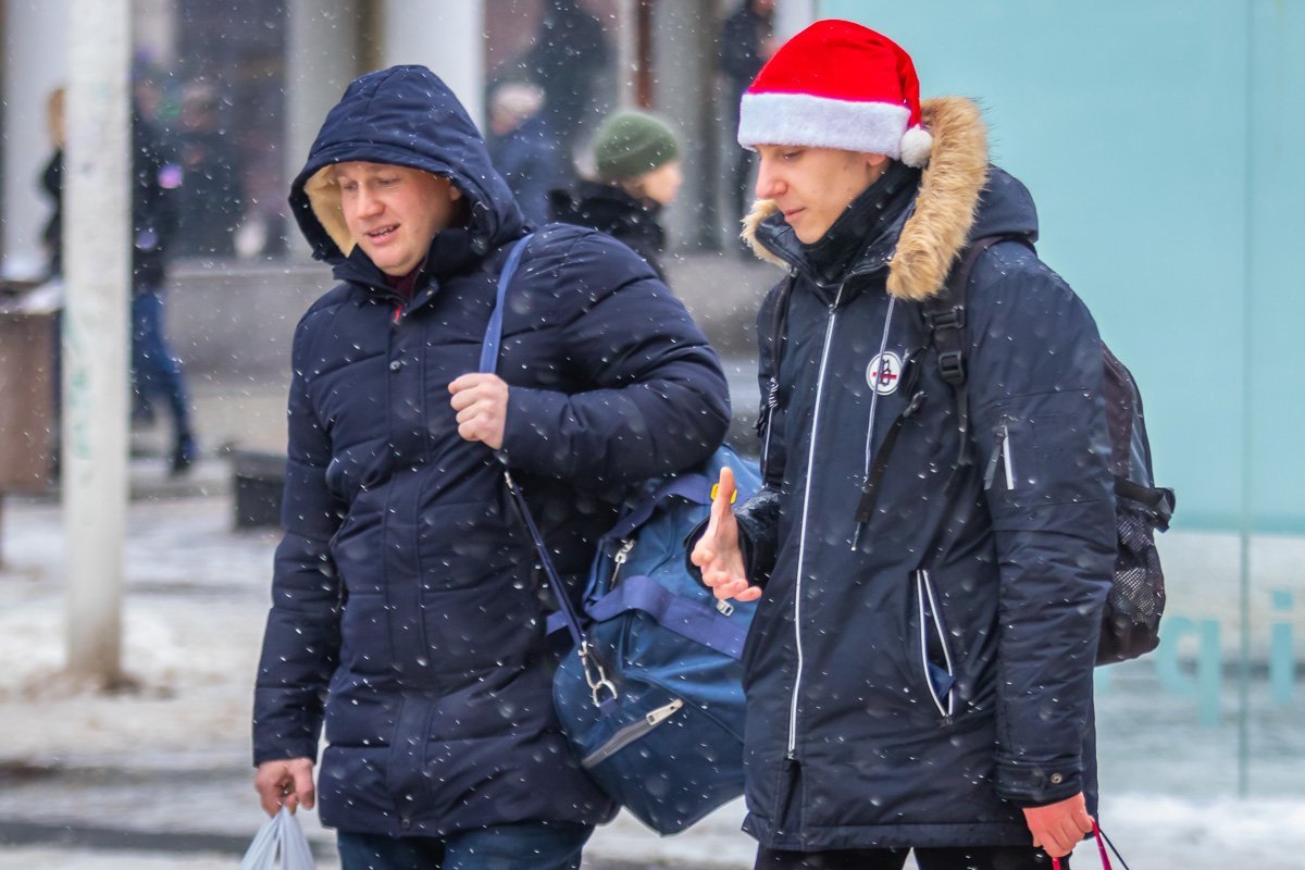 Каждый создает настроение, как может