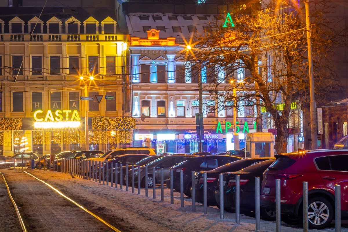 Вечером город преображается Вечером город преображается