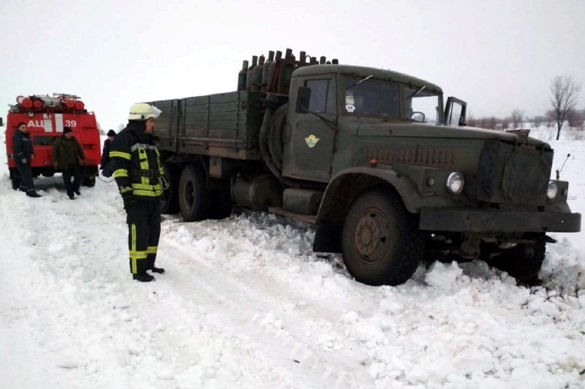 В Днепре спасатели помогли автомобилистам выбраться из снежных заносов В Днепре спасатели помогли автомобилистам выбраться из снежных заносов