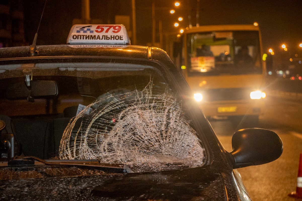 Пострадавшего с места событий увезла машина скорой помощи
