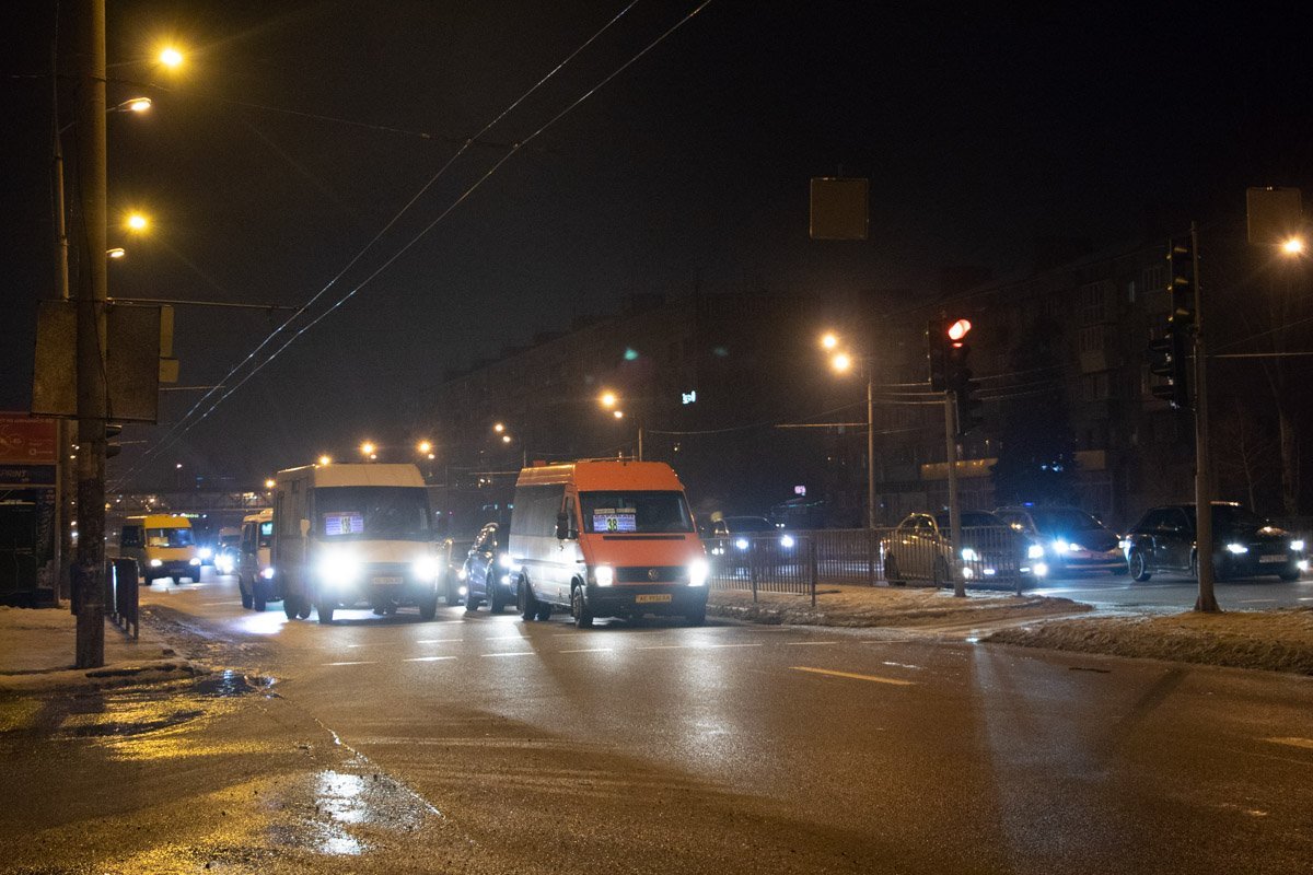 Водитель на Daewoo Lanos ехал по Слобожанскому проспекту на разрешенный сигнал светофора