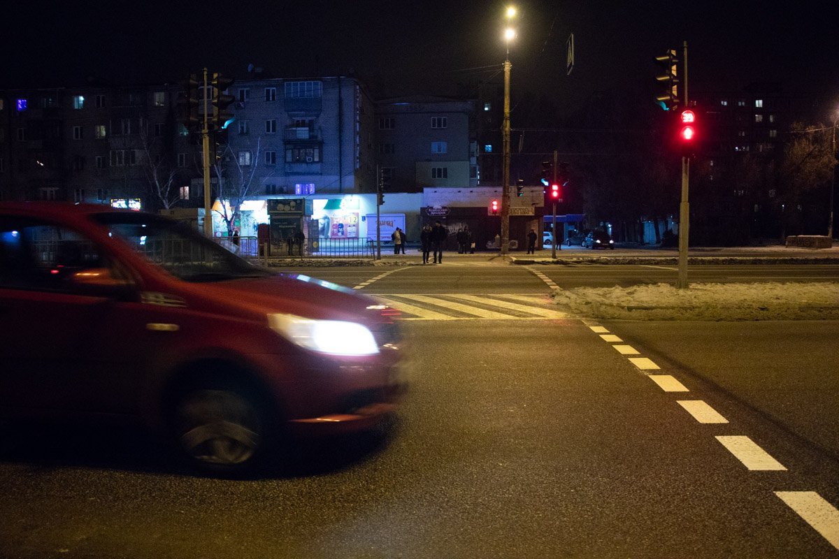 Мужчина с признаками алкогольного опьянения решил перебежать дорогу на красный свет