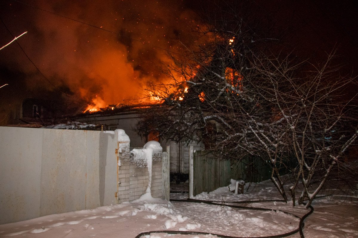 Спасатели прибыли по указанному адресу в течение 10 минут и сразу же приступили к ликвидации пожара