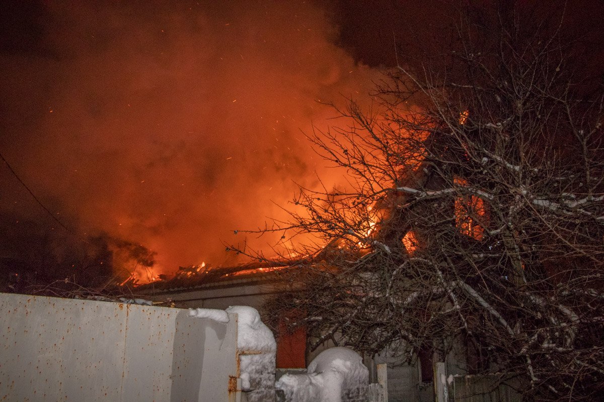 Огонь распространялся очень быстро, поэтому спасатели вынуждены были вызвать подмогу