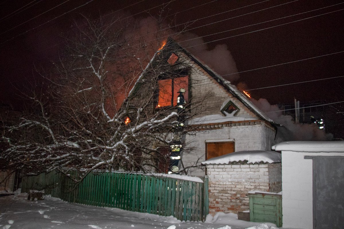 В результате возгорания сильно повредилось домашнее имущество, дом практически полностью сгорел