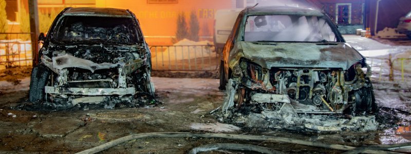 В Днепре на улице Литейной сгорели автомобили BMW и Mercedes