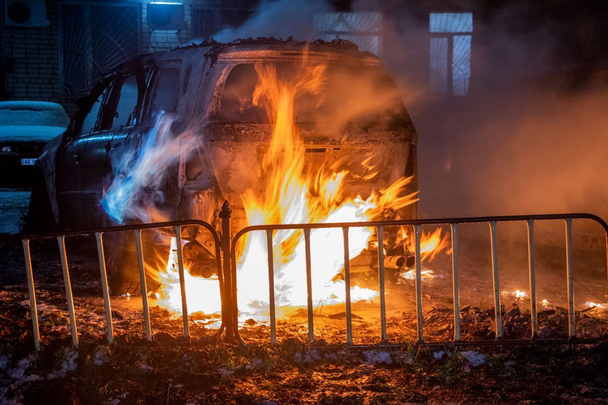 В Днепре на улице Литейной сгорели автомобили BMW и Mersedes