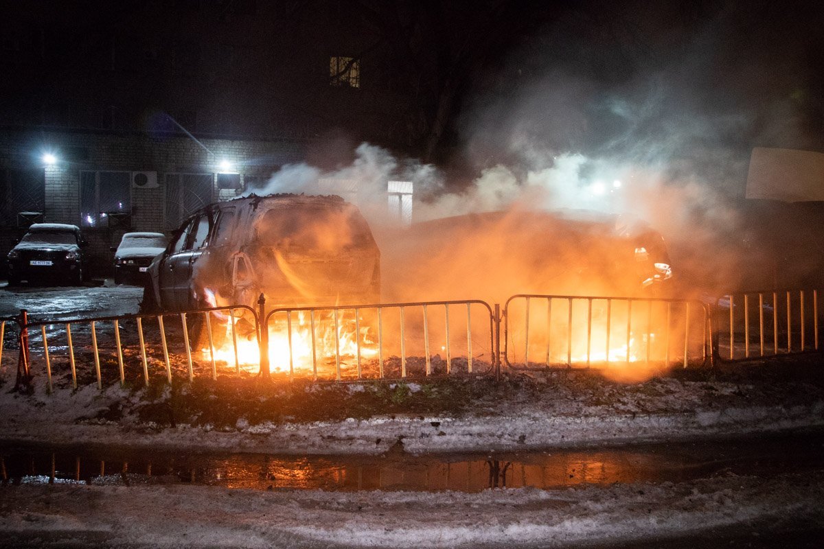 Автомобили были припаркованы во дворе на улице Литейная 