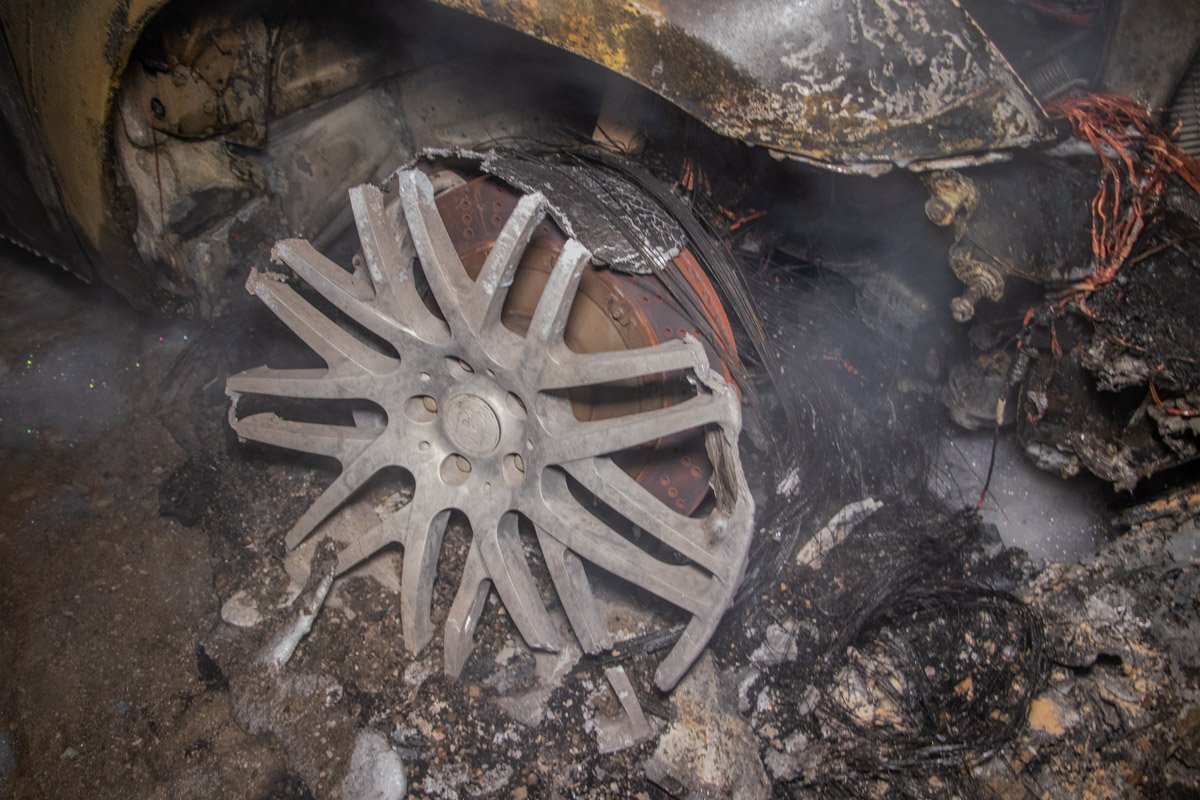 Это не первый случай возгорания автомобилей в этом дворе 