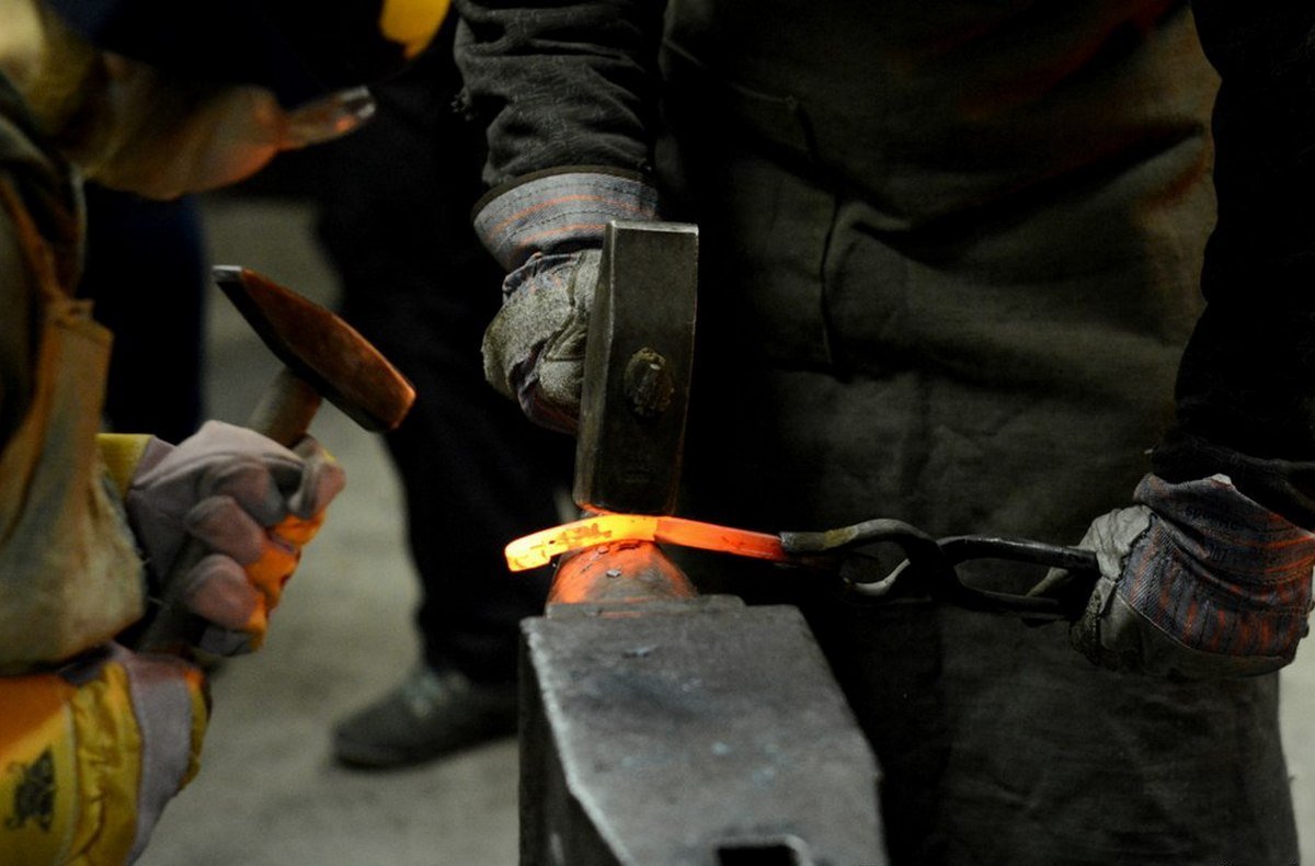 Работа в кузнице — лучший способ снять стресс после тяжелого рабочего дня Работа в кузнице — лучший способ снять стресс после тяжелого рабочего дня