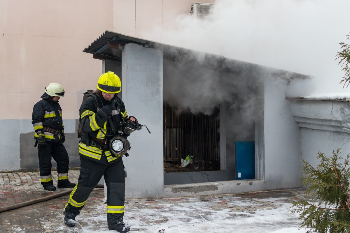 Из-за сильного задымления пожарным приходится искать пожар буквально на ощупь