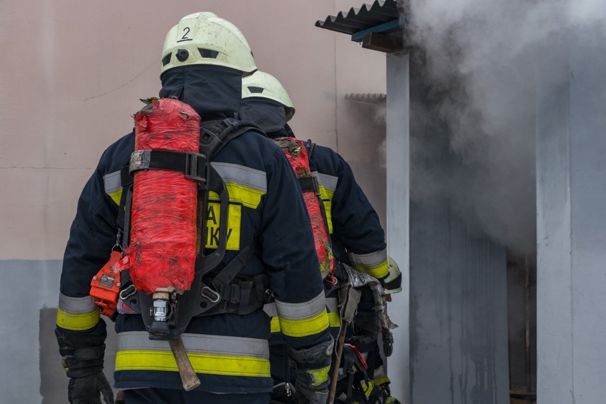 На месте работает звено газодымозащитной службы