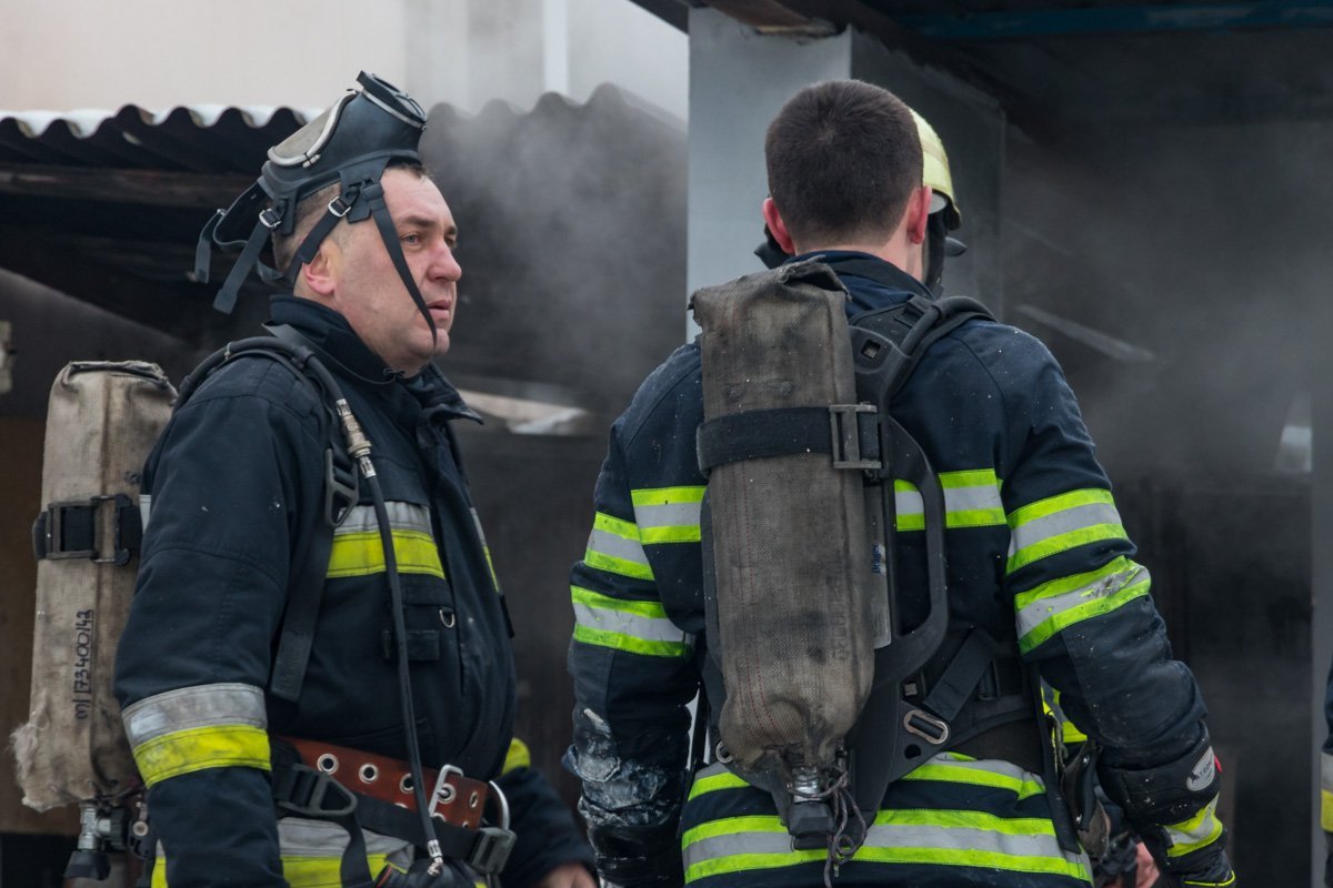 Ребята по очереди спускаются в подвал