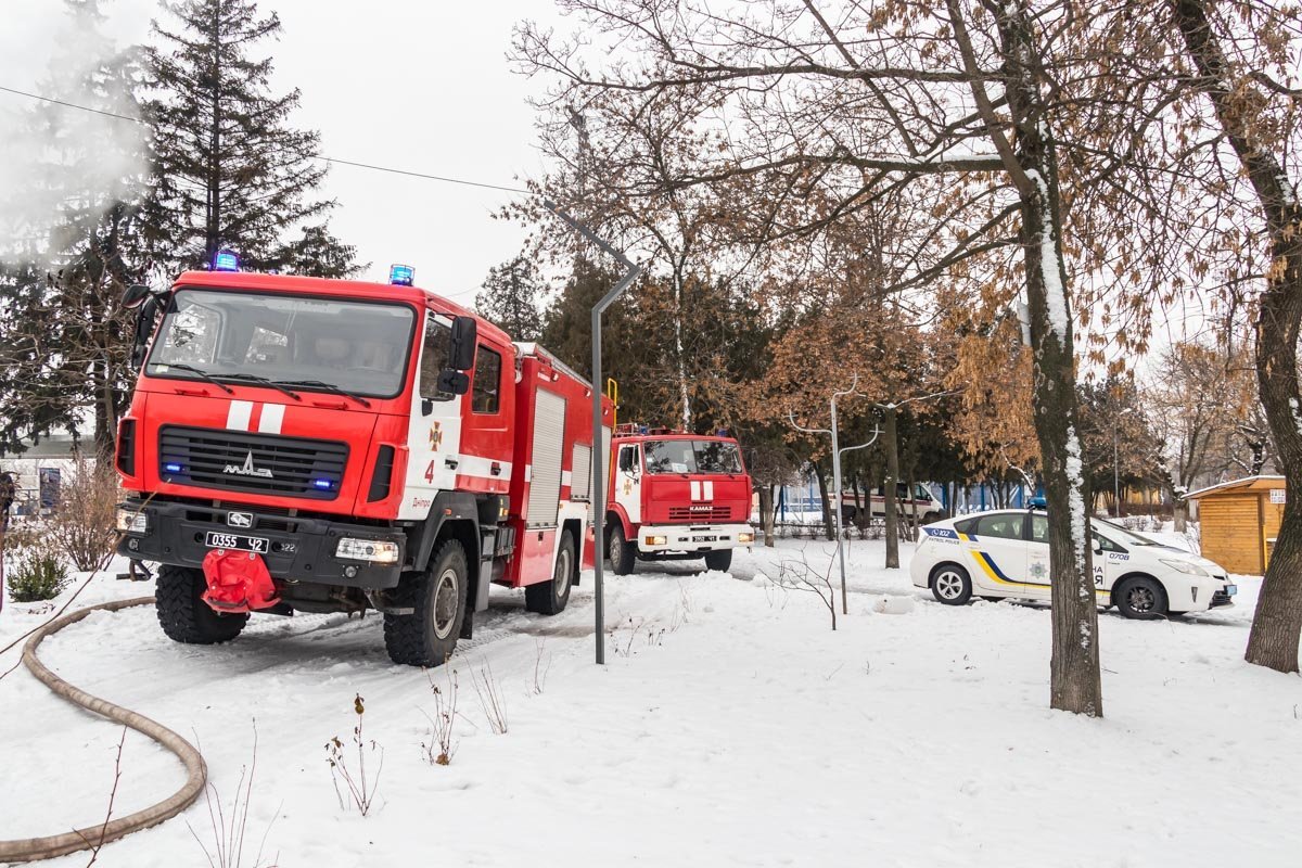 На месте работают 2-я и 4-я пожарно-спасательные части ГСЧС, а также медики, патрульный экипаж и СОГ