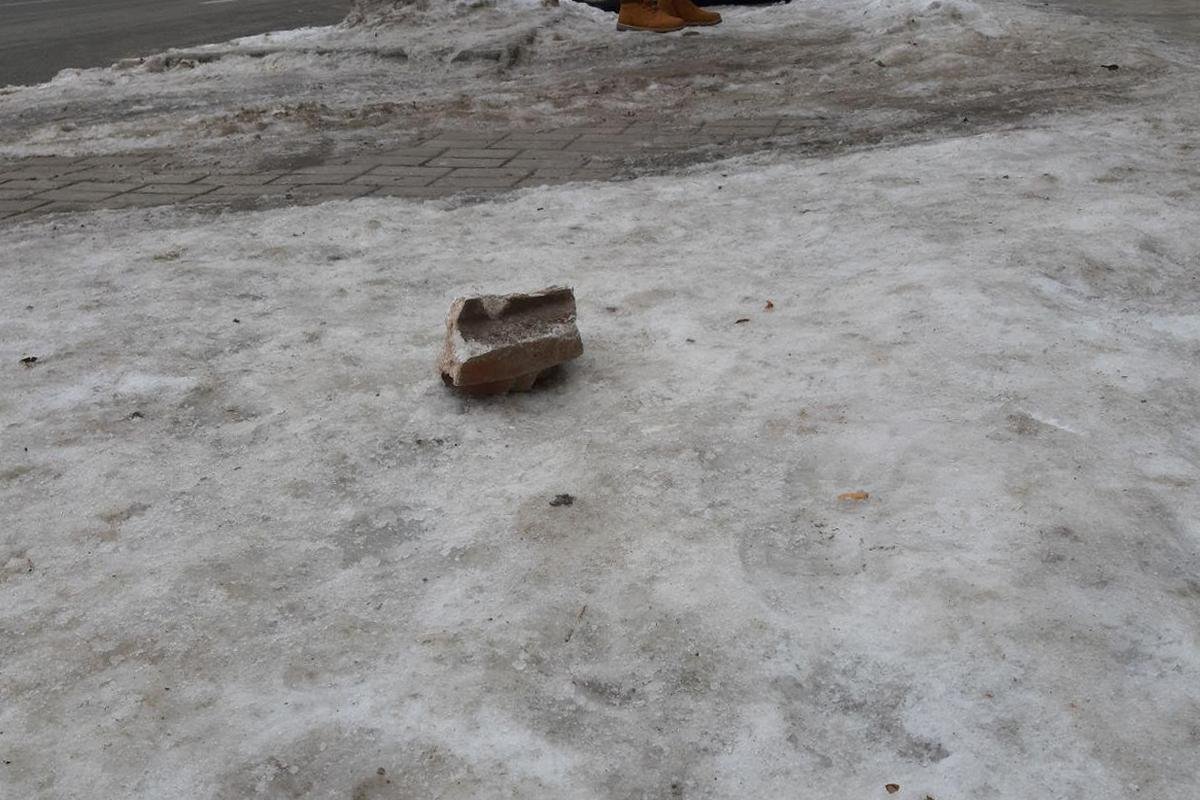 Камни летят прямиком на головы прохожих Камни летят прямиком на головы прохожих