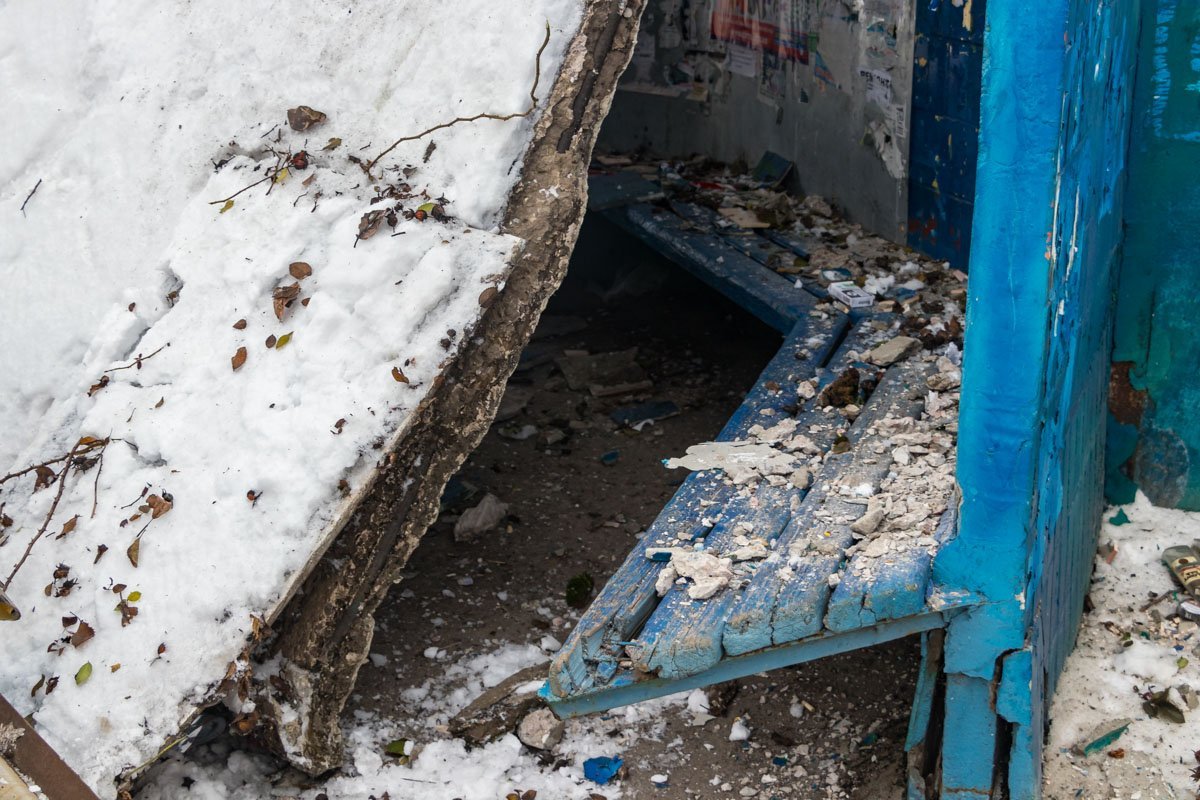 Больше напоминает халабуду местной "элиты", чем остановку общественного транспорта Больше напоминает халабуду местной "элиты", чем остановку общественного транспорта