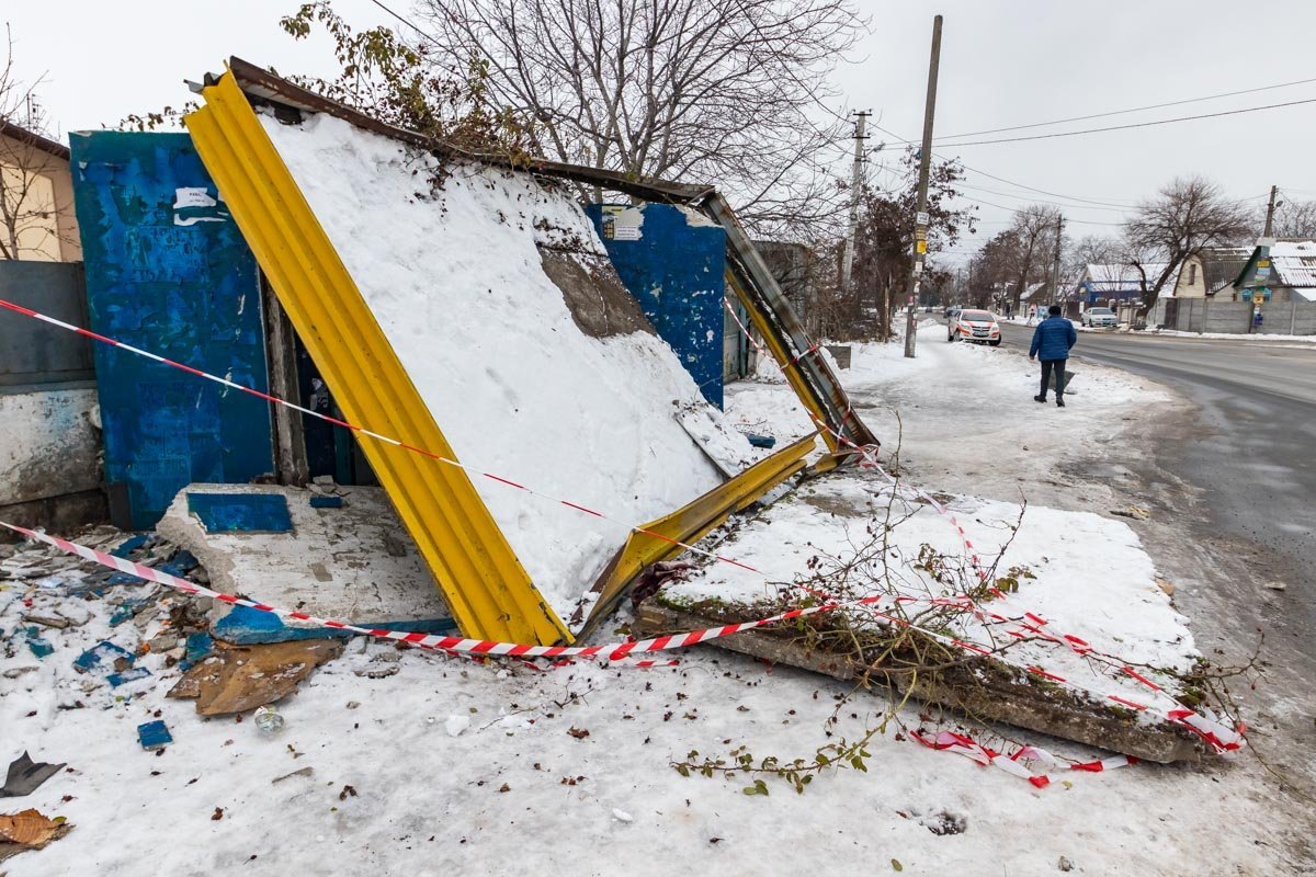 Будьте осторожны здесь и держи своих малышей за руку Будьте осторожны здесь и держи своих малышей за руку