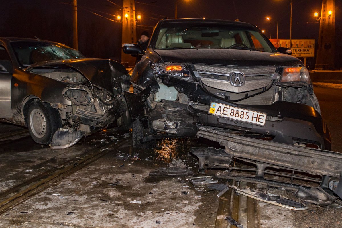 На съезде со Старого моста столкнулись Acura и Daewoo На съезде со Старого моста столкнулись Acura и Daewoo