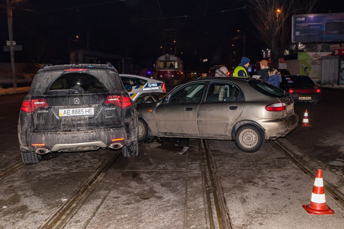 Водитель Acura утверждает, что ехал на свой зеленый свет светофора Водитель Acura утверждает, что ехал на свой зеленый свет светофора