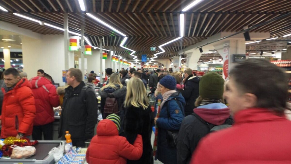 Услышав тревогу, большинство людей сразу же ринулись на выход Услышав тревогу, большинство людей сразу же ринулись на выход