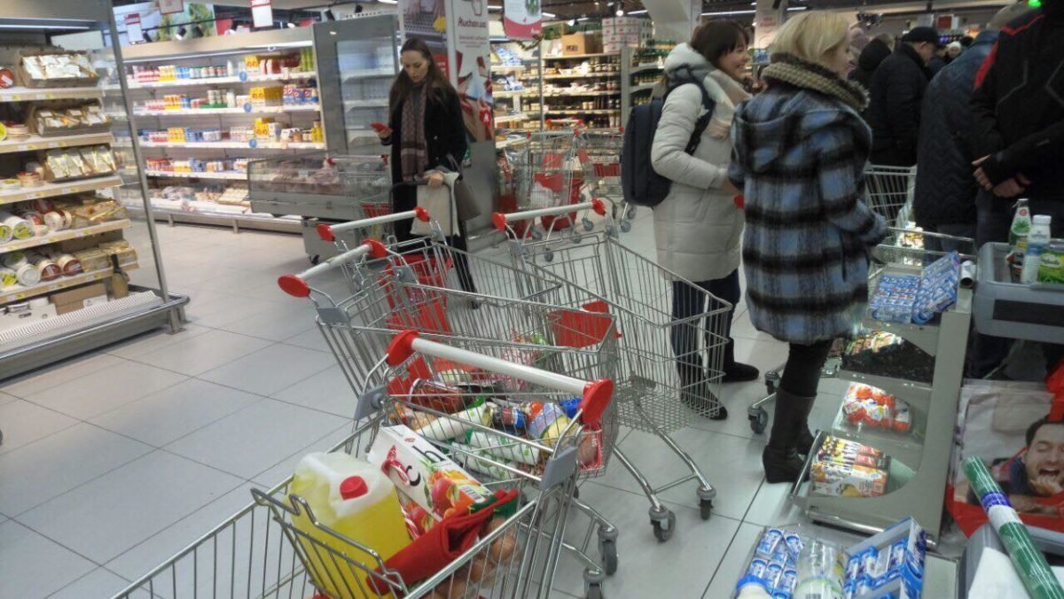 Многие были вынуждены оставить тележки с продуктами у касс Многие были вынуждены оставить тележки с продуктами у касс