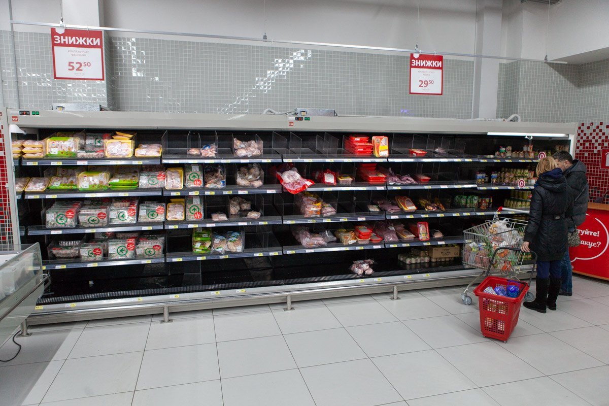 Полки с мясными продуктами опустели