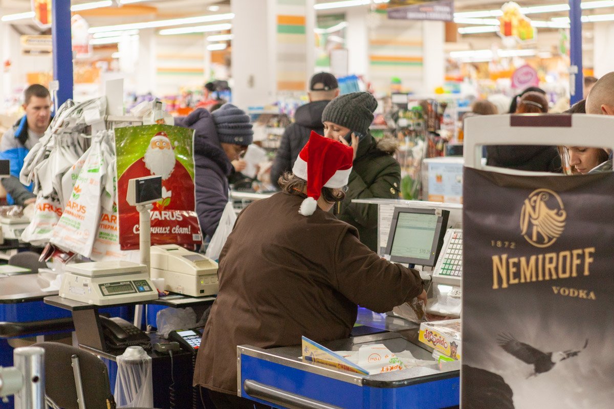 Многие продавцы дарили покупателям праздничное настроение