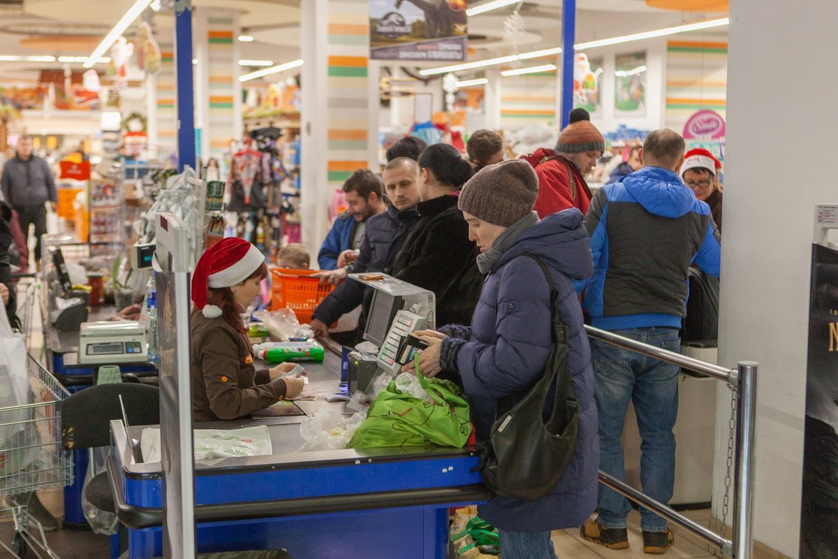 В большинстве супермаркетов работали все кассы, чтобы покупатели не стояли в очереди часами