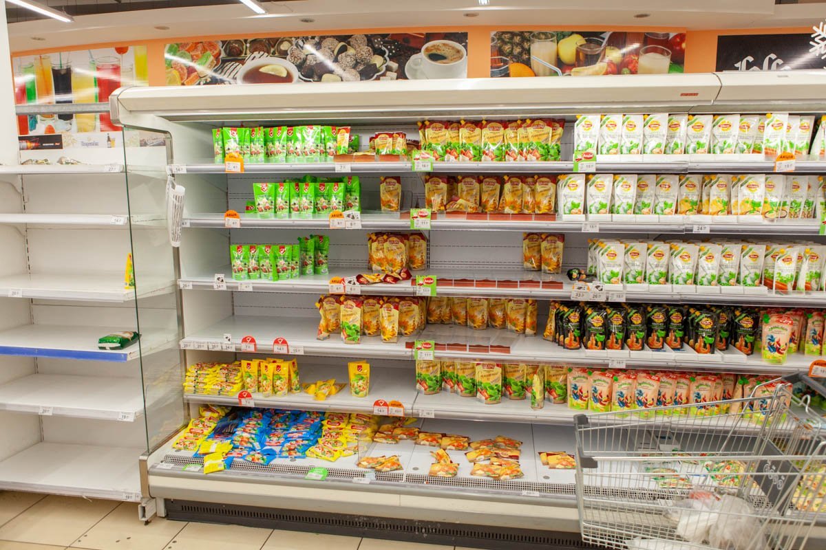 Ближе к вечеру полки опустели