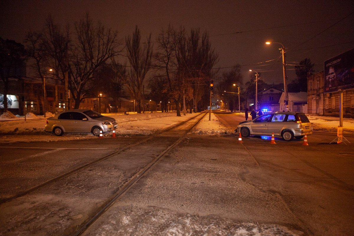 На пересечении улиц Юрия Савченко и Владимира Антоновича столкнулись Chevrolet и Peugeot На пересечении улиц Юрия Савченко и Владимира Антоновича столкнулись Chevrolet и Peugeot