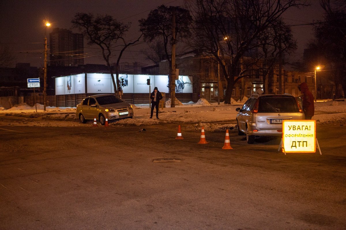 Полицейские оградили место аварии конусами Полицейские оградили место аварии конусами