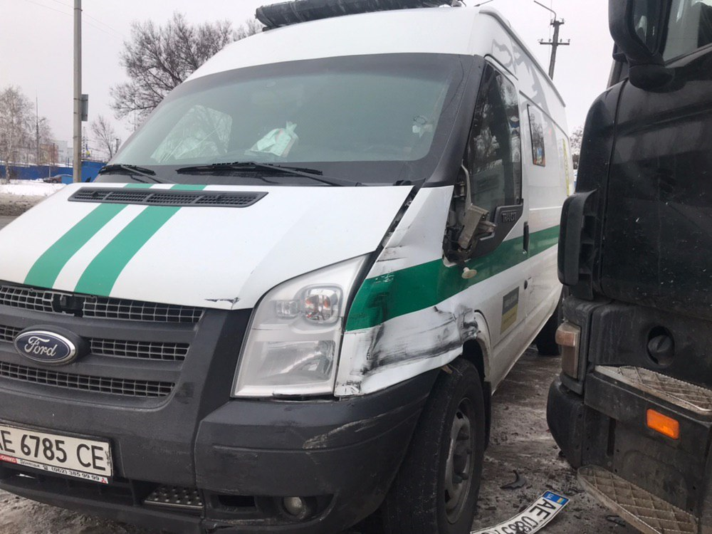 Автомобиль получил незначительные повреждения, но удар был сильным Автомобиль получил незначительные повреждения, но удар был сильным