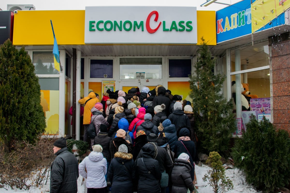 Можно на три вещи смотреть вечно: как бежит вода, как горит огонь и как толпится народ возле секонд-хенда