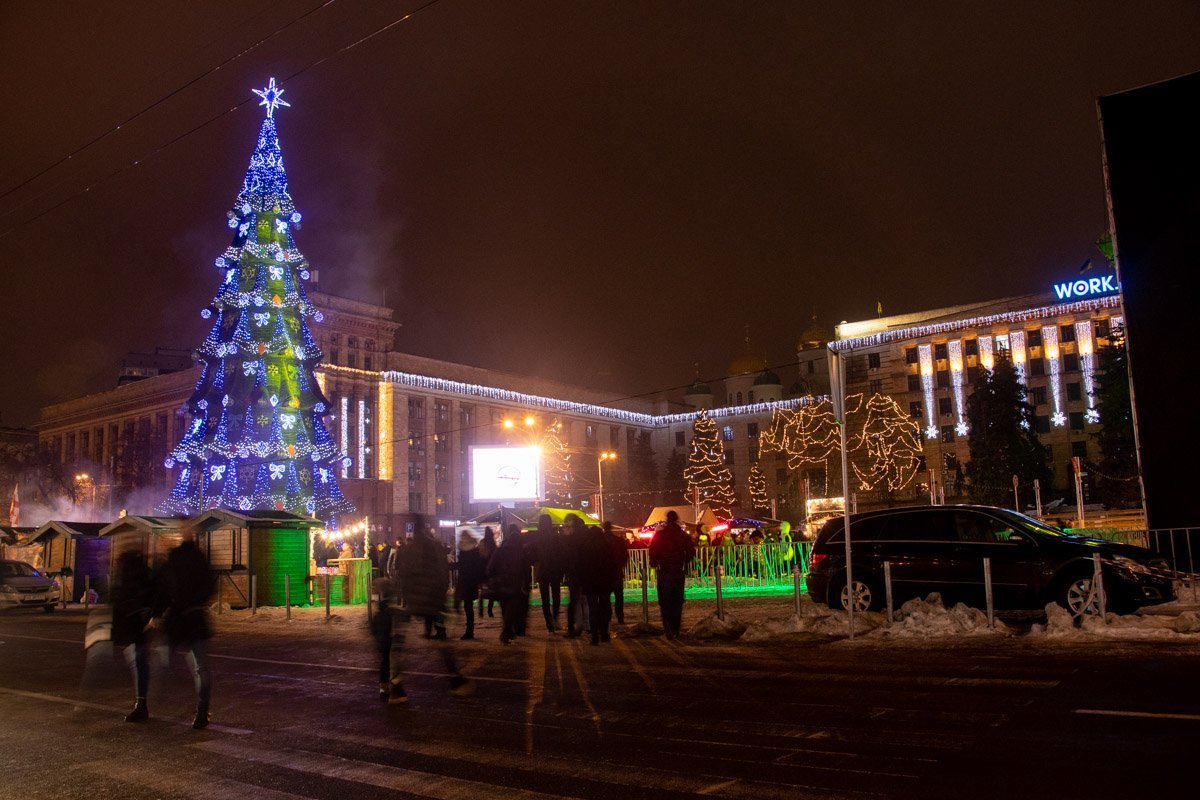 На площади уже собираются люди