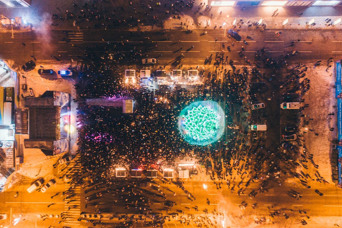 На площади собралось достаточно много людей