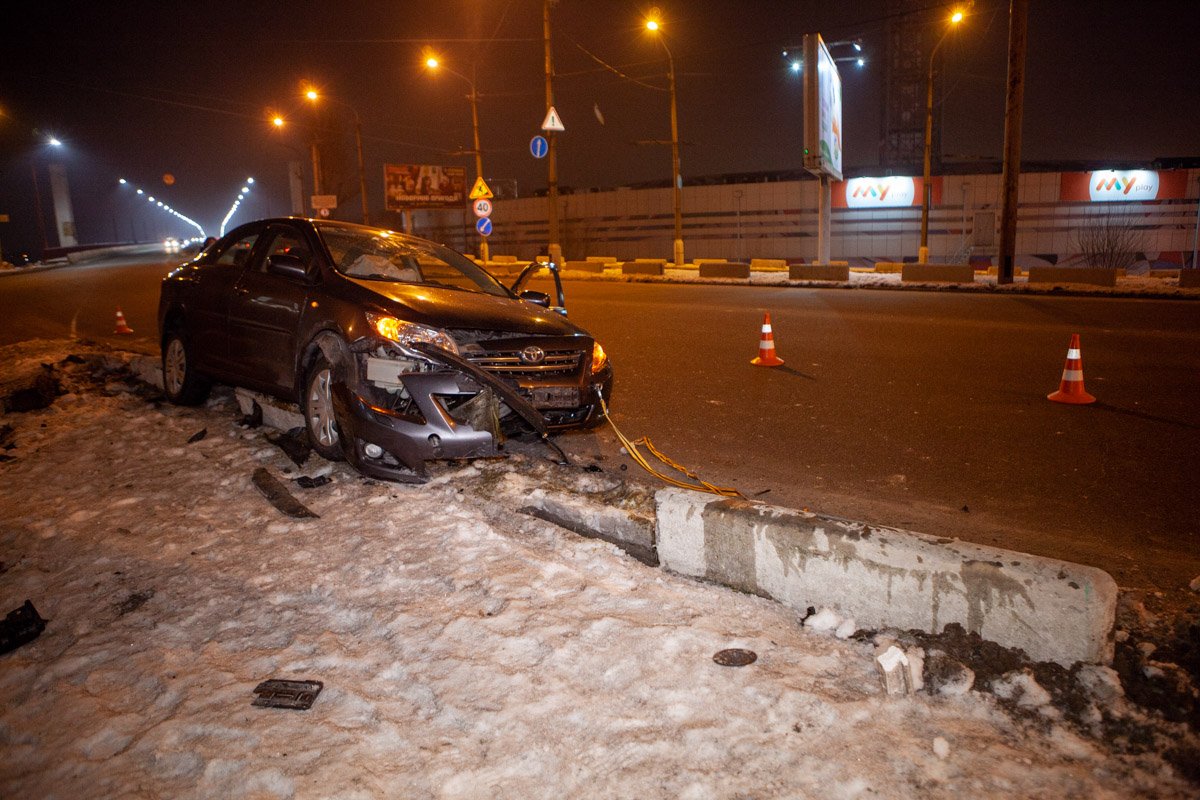 На Новом мосту Toyota въехала в отбойник На Новом мосту Toyota въехала в отбойник