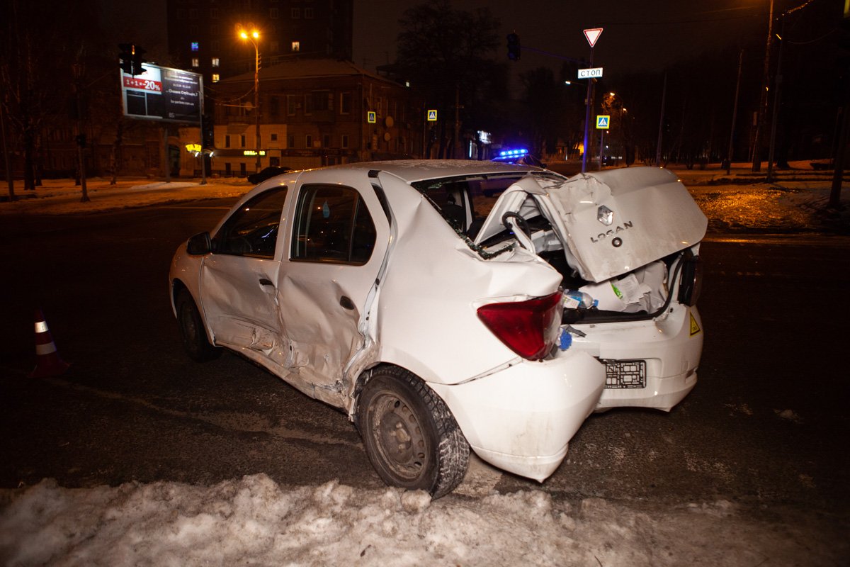 На пересечении проспекта Поля и улицы Ульянова столкнулись Nissan и Renault