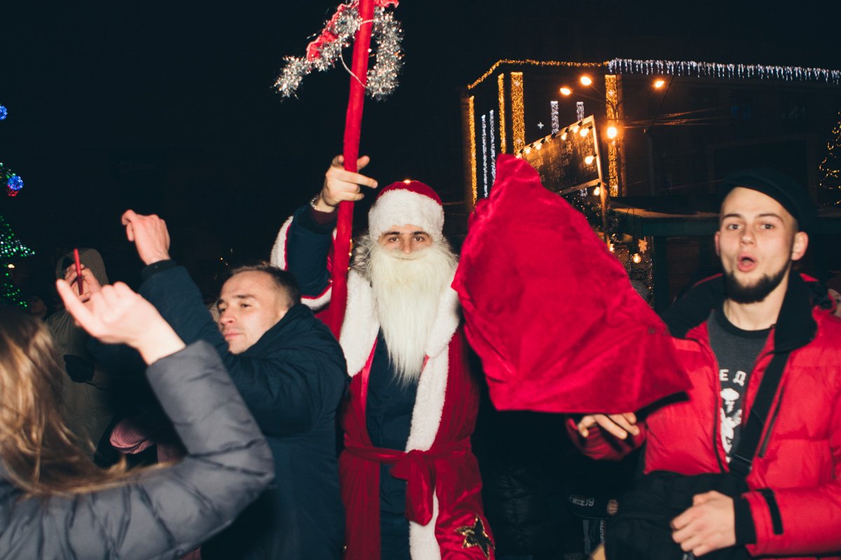 Я Дед Мороз, борода из ваты,я уже слегка поддатый. Мне сказали меня здесь ждут,значит, будем догоняться тут