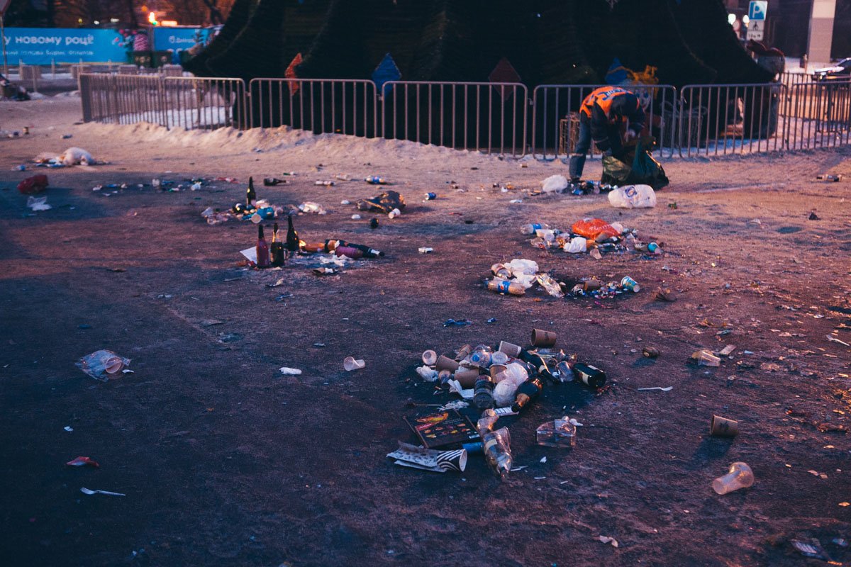 Уходя домой многие бросили на площади остатки роскоши